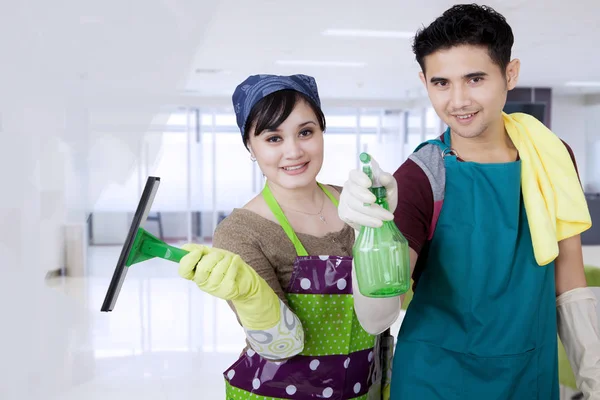 Limpeza de escritório corporativo trabalhando limpeza da janela — Fotografia de Stock