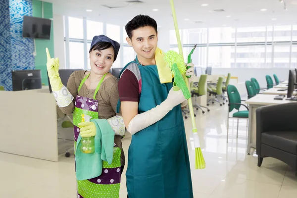 Azjatycki Biuro Sprzątanie Biurze — Zdjęcie stockowe
