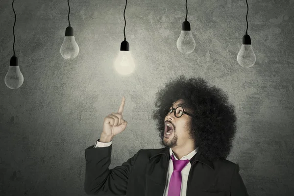 Businessman with light bulbs — Stock Photo, Image