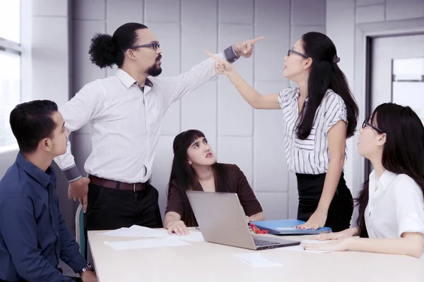 Business people having an argument in a group meeting — Stock Photo, Image