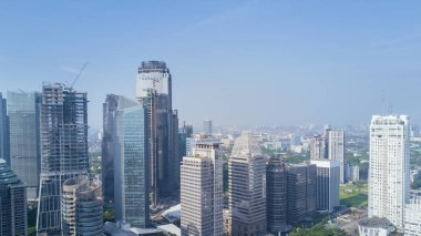 Mavi gökyüzünün altında kentsel gökdelen