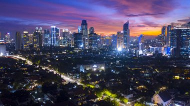Yurt ve gökdelenler, gece