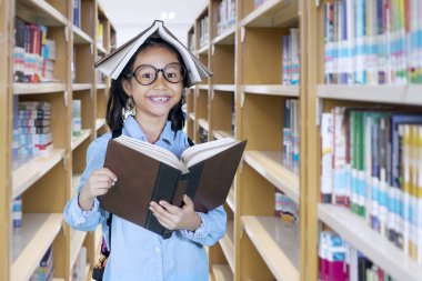 Onun Merkez over bir kitapla küçük kız