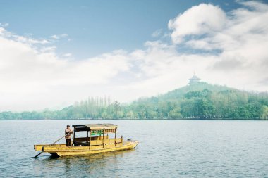 Batı Gölü sabah puslu büyüleyici