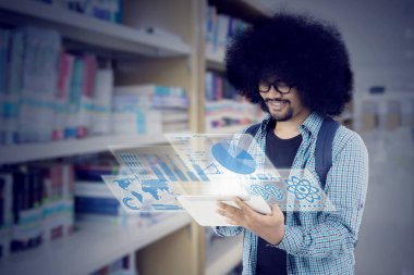 Afro öğrenci tablet kütüphanede kullanma 