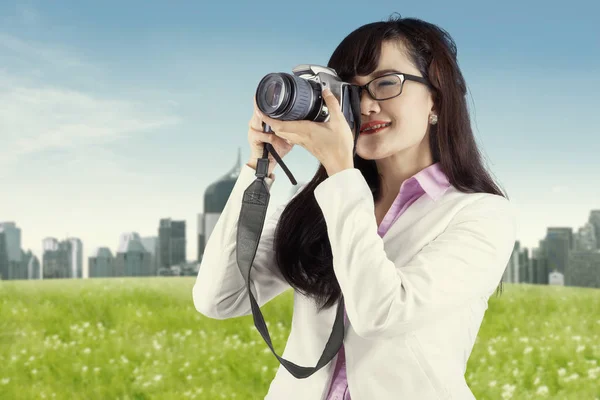 Mujer asiática tomando fotos usando cámara digital —  Fotos de Stock