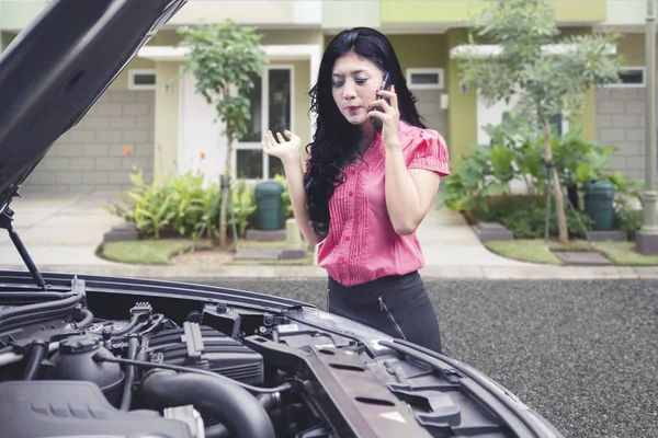 Mujer de negocios molesto hablando por teléfono pidiendo una ayuda mecánica para arreglar el coche roto —  Fotos de Stock