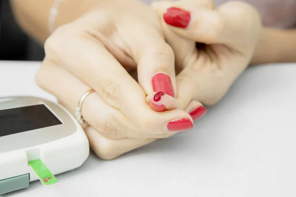 Bilinmeyen kadının bir testi kan şekeri yapması — Stok fotoğraf