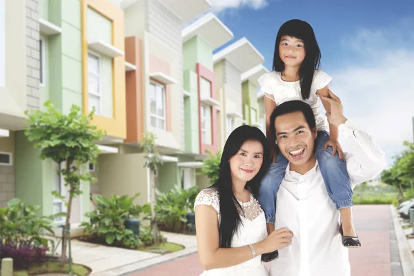 Ouders met kind permanent in de buurt van hun nieuwe huis — Stockfoto