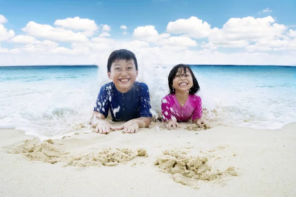 小孩子在岸上玩浪 — 图库照片