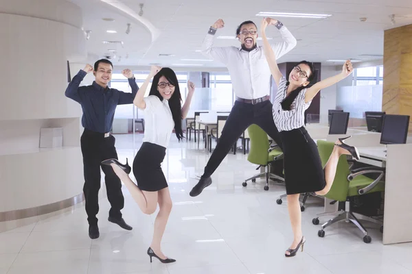Happy obchodní tým jumping v kanceláři — Stock fotografie
