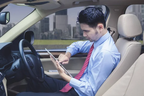 Man using digital tablet while stopping on the road — Stock Photo, Image