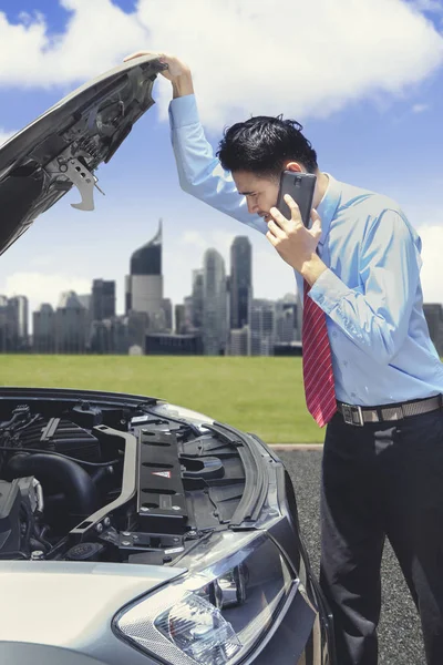 Hombre Negocios Abriendo Capucha Tratando Arreglar Coche Avería Mientras Habla — Foto de Stock