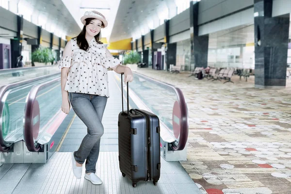 Gyönyörű női turista bőrönd a repülőtéren viselt — Stock Fotó