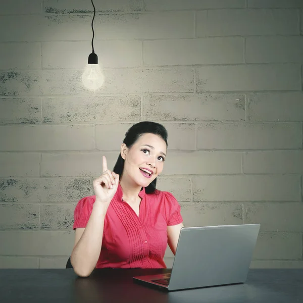 Young caucasian business woman having her aha moment with light bulb — Stock Photo, Image
