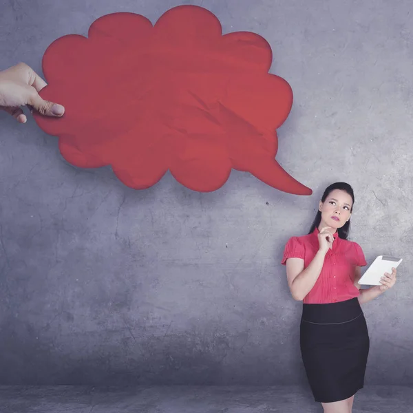 Mujer de negocios caucásica sosteniendo tableta digital con burbuja de chat rojo para el texto aislado sobre blanco — Foto de Stock