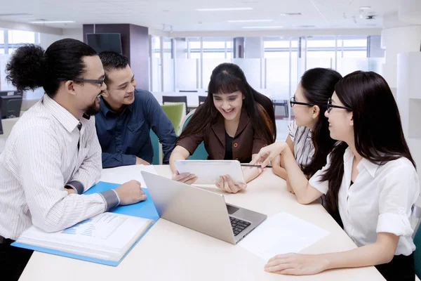 Geschäftsleute diskutieren bei Treffen — Stockfoto