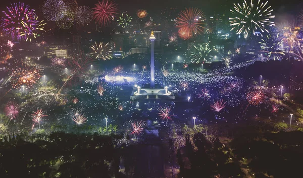 Beautiful national monument with burst fireworks — Stock Photo, Image