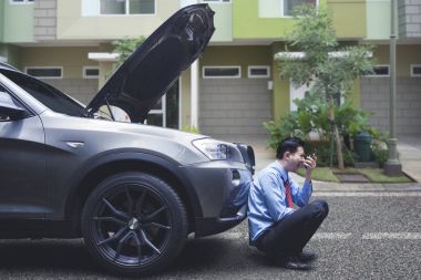 Telefonda arıza araba önünde kızgın işadamı çığlıklar