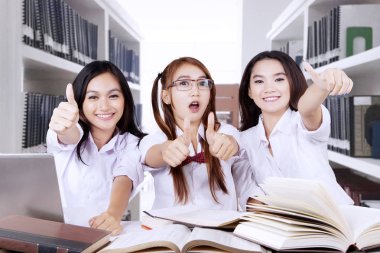 Başparmak gösterilen üç lise öğrencisi