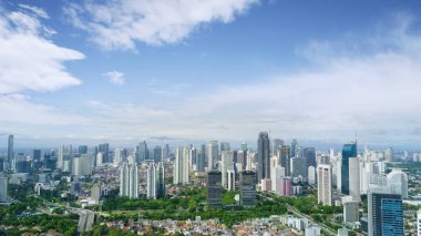 mavi gökyüzünün altında gökdelenler