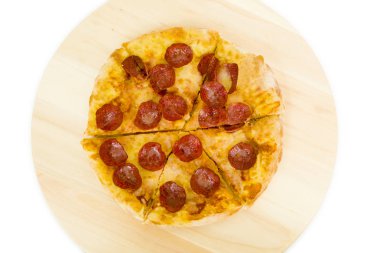 Biberli pizza üstten görünüm ahşap plaka üzerinde