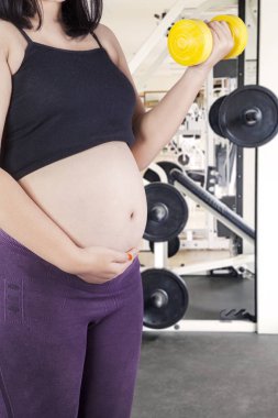 Spor salonunda egzersiz meçhul hamile kadın