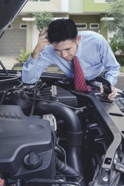 Hasarlı araç motoru kontrol karışık Asya iş adamı