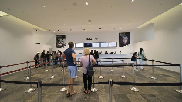 Visitantes comprando entrada al museo Artscience — Foto de Stock