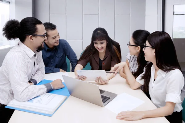 Geschäftsleute diskutieren bei Treffen — Stockfoto