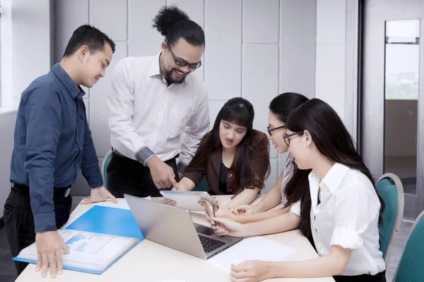 Geschäftsleute arbeiten bei Treffen mit Laptop — Stockfoto