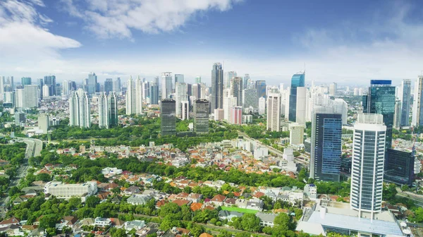 Indah Jakarta pusat kota di bawah langit biru — Stok Foto