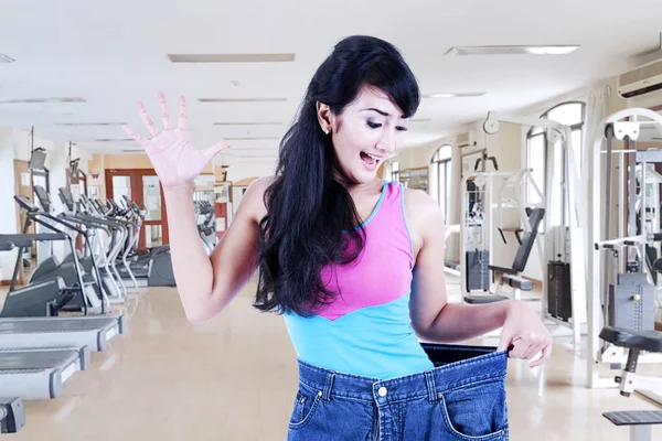 Glücklich schlanke asiatische Frau Gefühl gut abnehmen im Fitnessstudio — Stockfoto