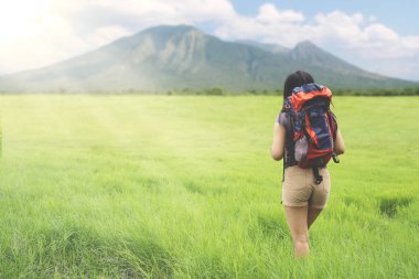 Bilinmeyen kadın bir dağda hiking