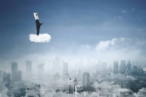 Hombre de negocios desconocido con portátil en la nube — Foto de Stock