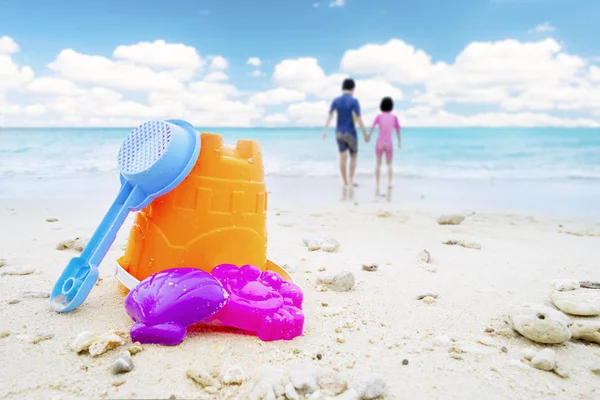 Evli ve iki çocuk Beach plaj oyuncakları — Stok fotoğraf