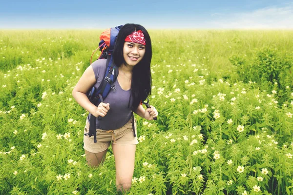 Красавица-туристка, гуляющая по цветочному полю — стоковое фото
