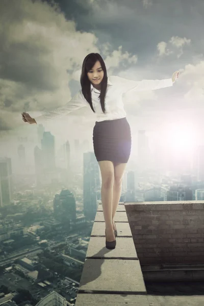 Jolie femme d'affaires marchant sur le toit — Photo