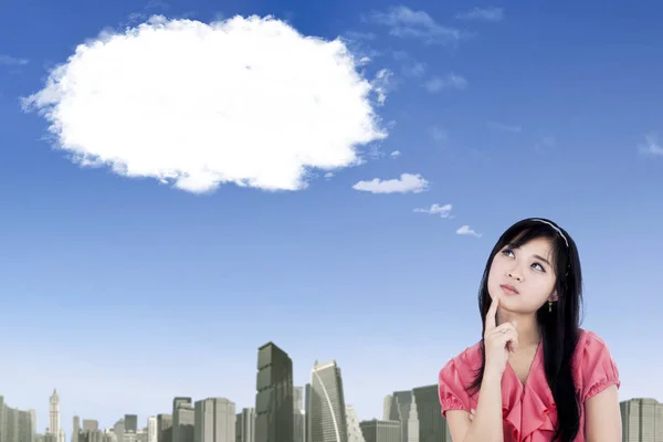Vacker affärskvinna tittar på tom cloud — Stockfoto