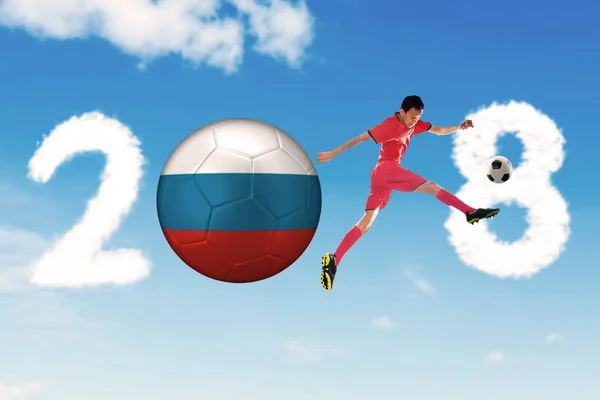 Mannelijke voetballer kickt een voetbal Rusland — Stockfoto