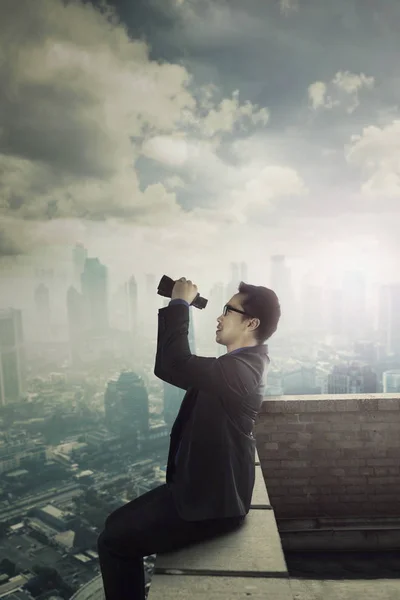 Hombre emprendedor mirando al cielo — Foto de Stock