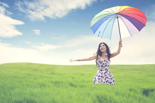 Bela jovem ásia mulher com guarda-chuva no verde campo . — Fotografia de Stock