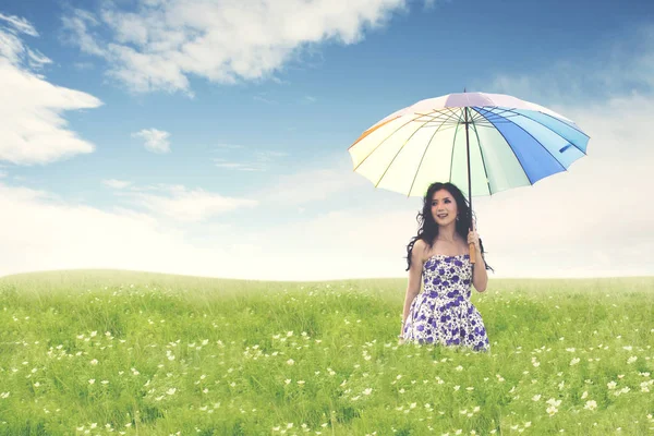 Hermosa joven asiática mujer con paraguas en el campo de flores — Foto de Stock