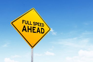 Internet son sürat yol işaret üzerinde güzel mavi gökyüzü vurdu.