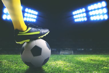 Bir futbol topu alan üzerinde tutarak ayak closeup