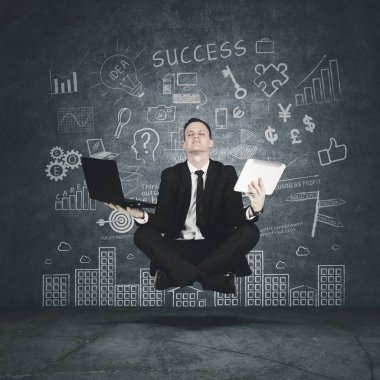 Başarılı işadamı karalamalar üzerinde meditasyon