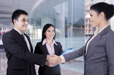 İş adamları el sıkışan bir anlaşmaya gel