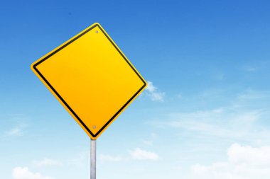 Boş yol işareti mavi gökyüzü üzerinde kopya alanı ile
