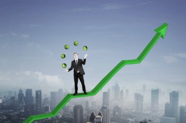 Para birimi simgelerini ve ok ile ABD'li iş adamı