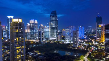Jakarta cityscapes Kuningan Central Business District yakınındaki hava gece görünümü.